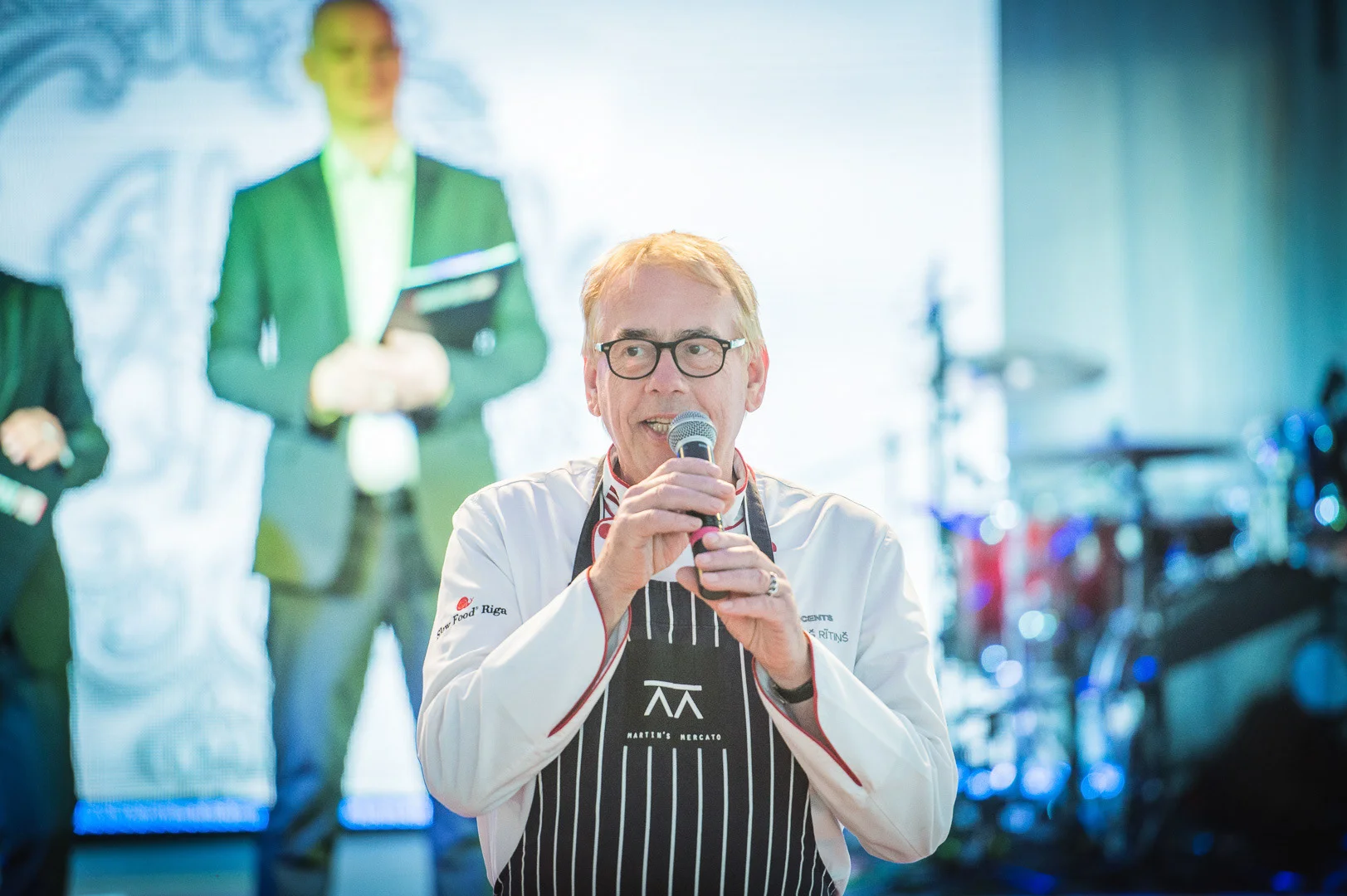 Man in Suit Speaking at a Podium – Corporate Event Photography