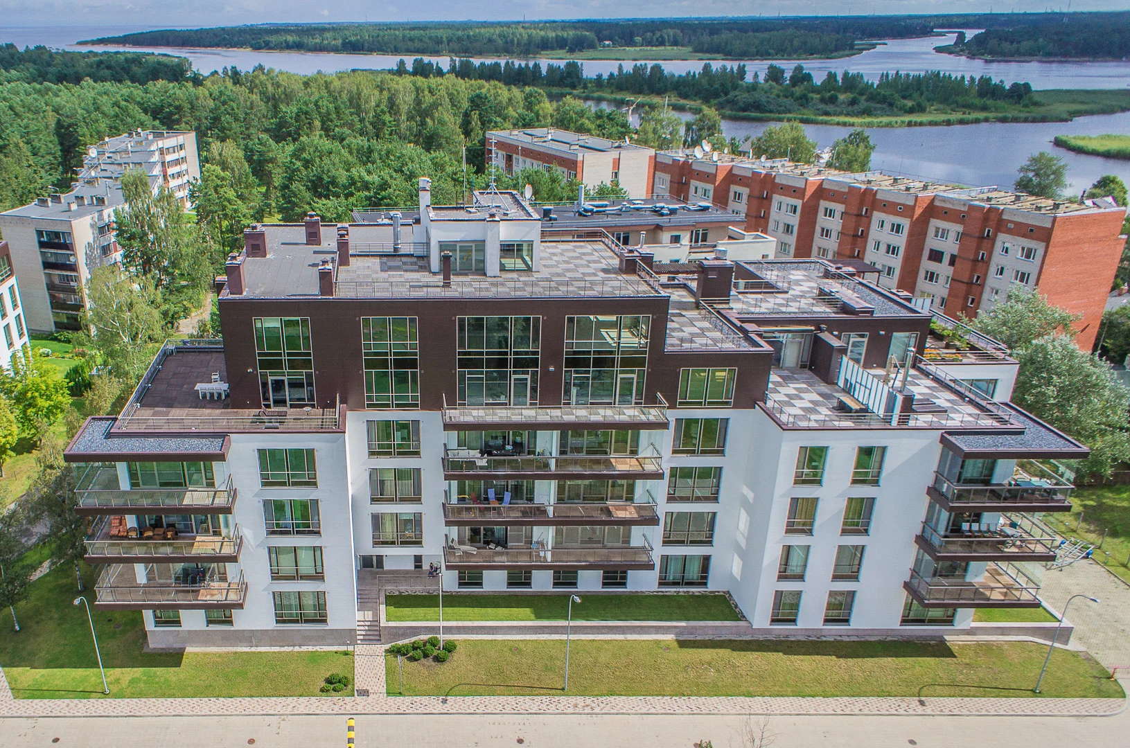 Modern Building with Garden and Surrounding Area – Real Estate Exterior Image