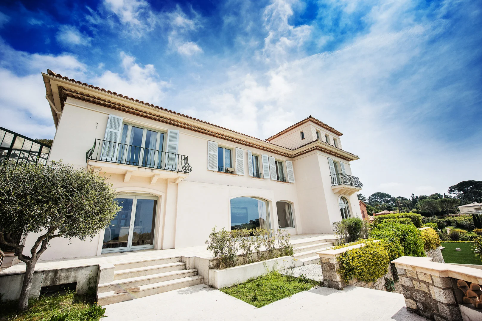 Modern House with Garden and Terrace – Real Estate Exterior Image