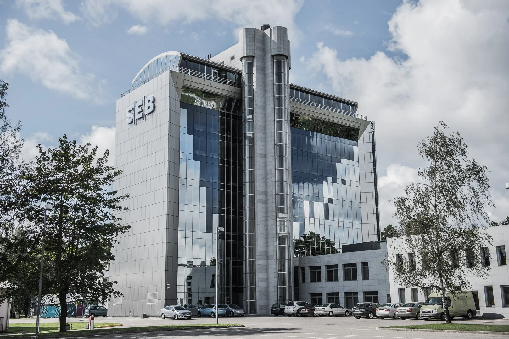 Modern Building Facade and Surrounding Environment – Real Estate Exterior Image
