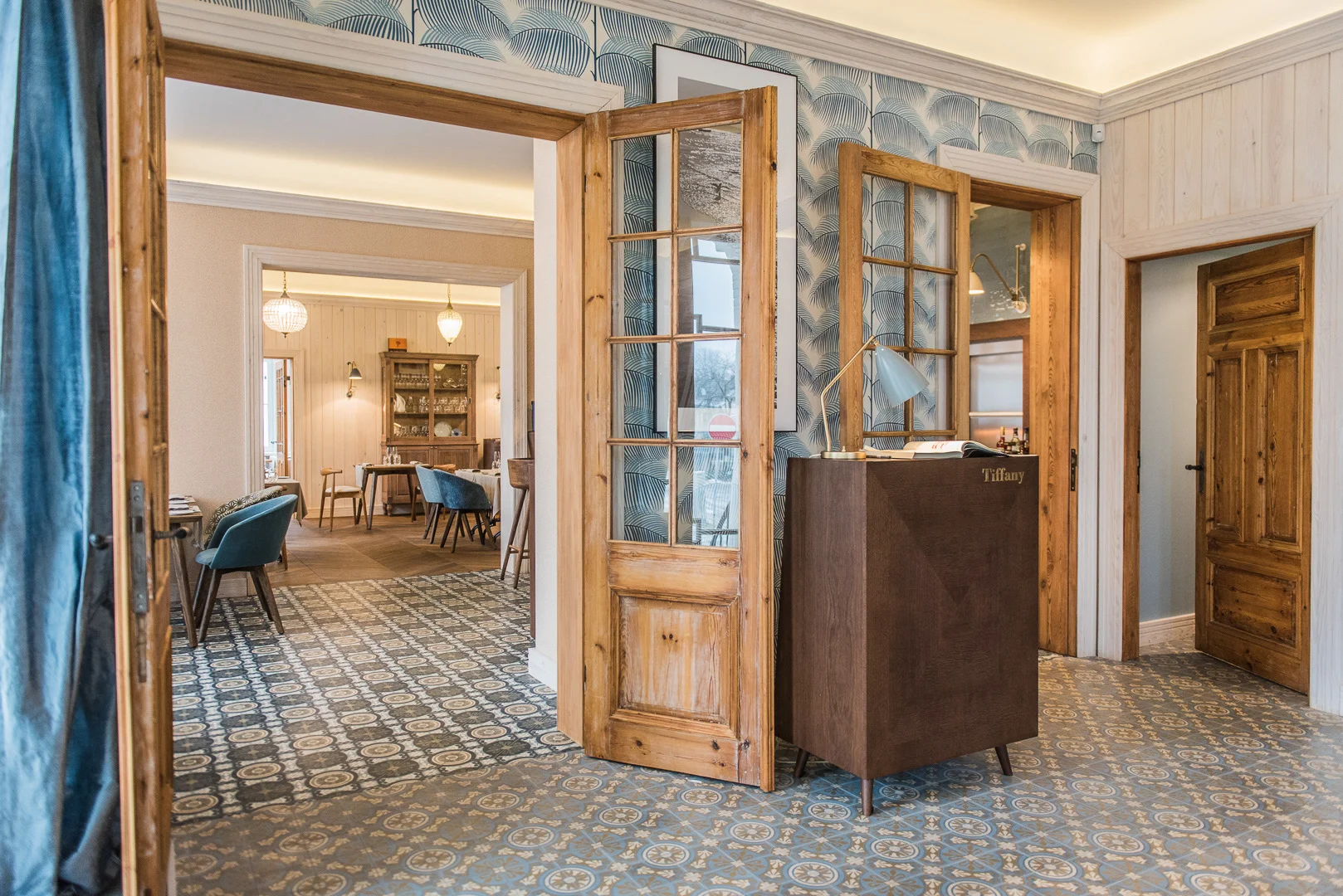 Bright Room with Wooden Doors – Interior Photography Portfolio
