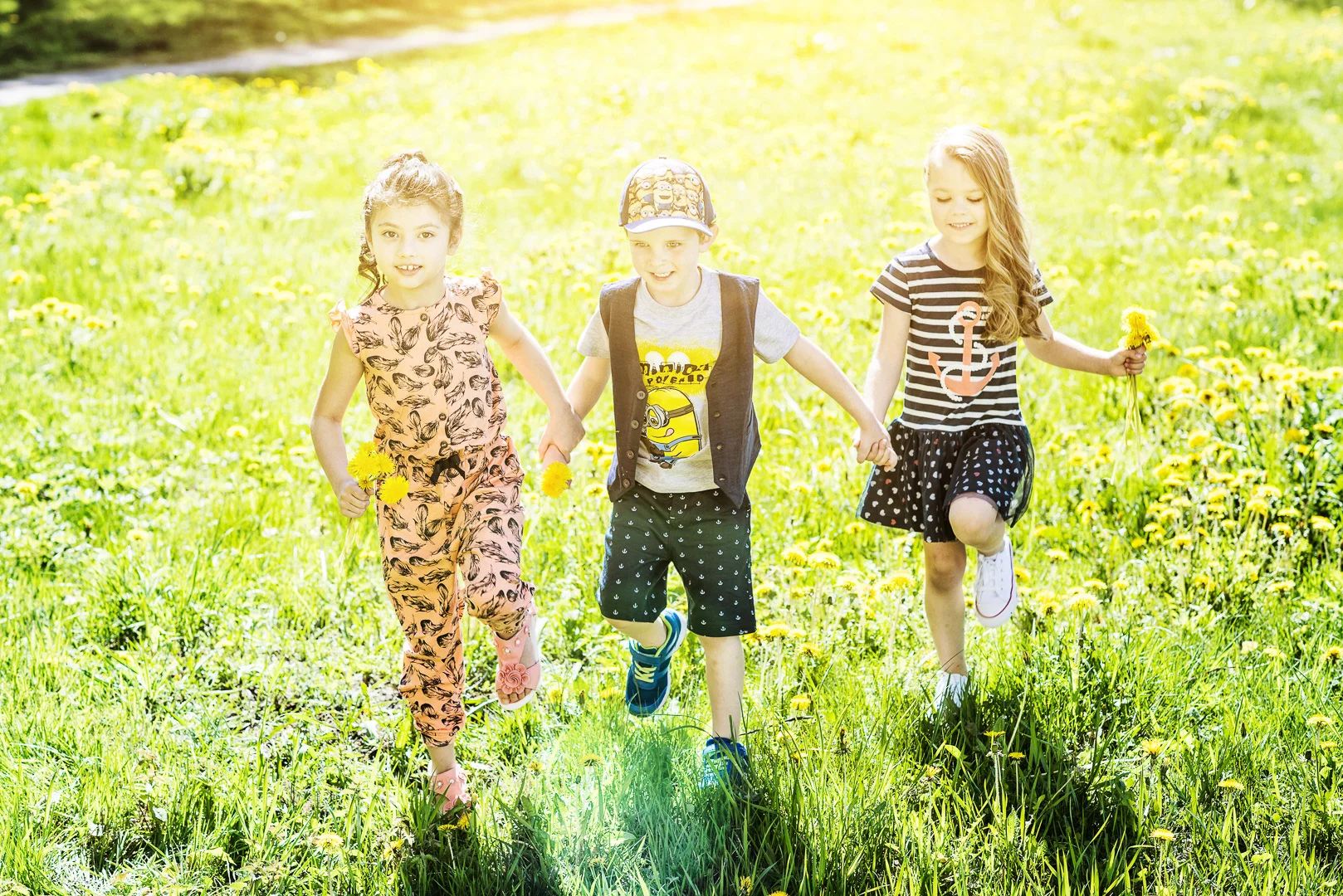 Kids Playing in Grass, Children Portrait – Children's Photography Portfolio