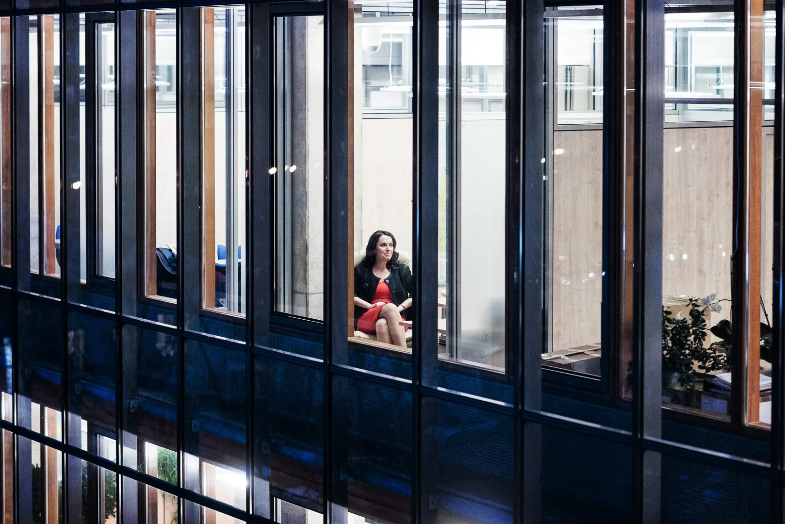 Portrait: Woman in Dark Clothing – Personal Branding Portrait
