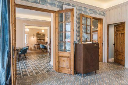Bright Room with Wooden Doors – Interior Photography Portfolio