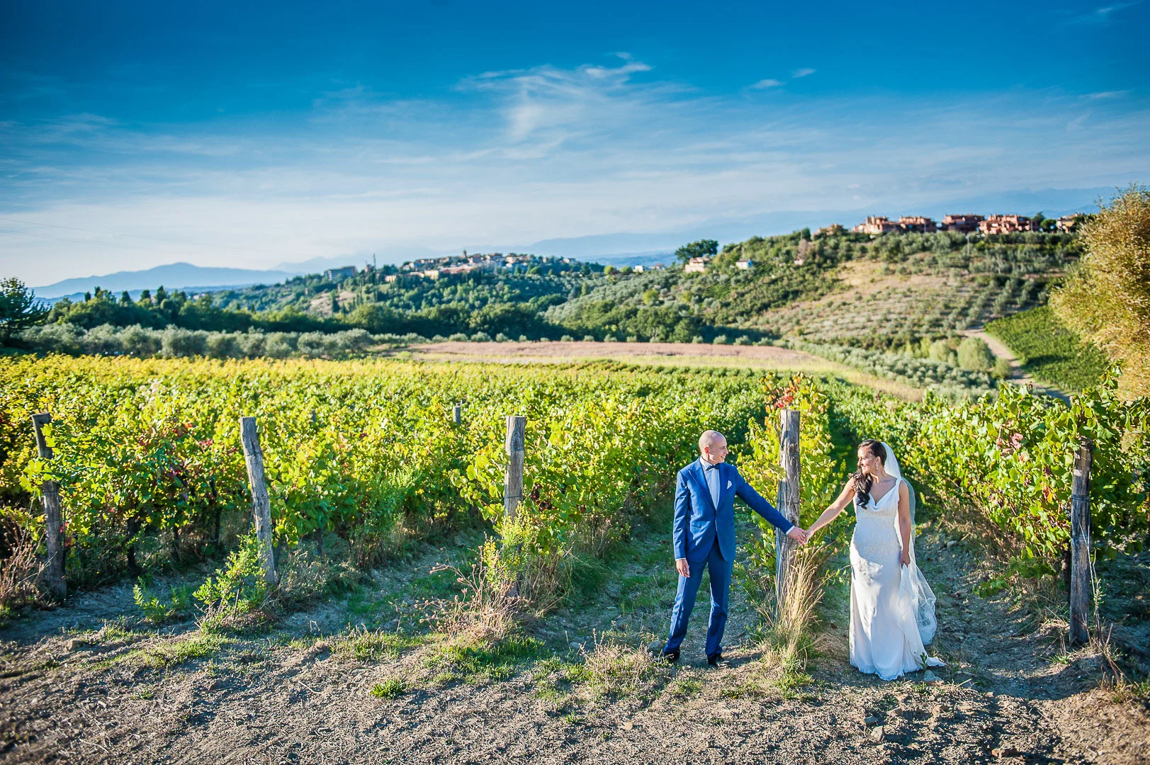 Wedding Photographer: Happy Couple in Garden, Candid Moment – Couple Photography