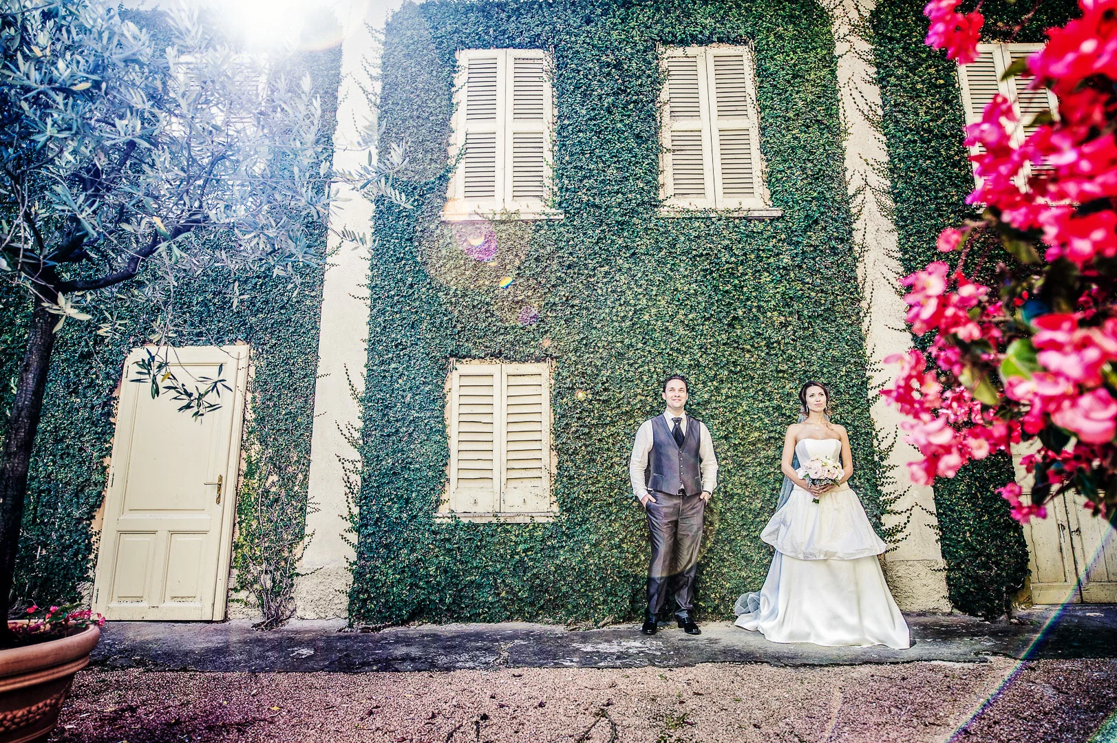 Happy Couple in Garden, Light and Atmosphere – Romantic Wedding Image